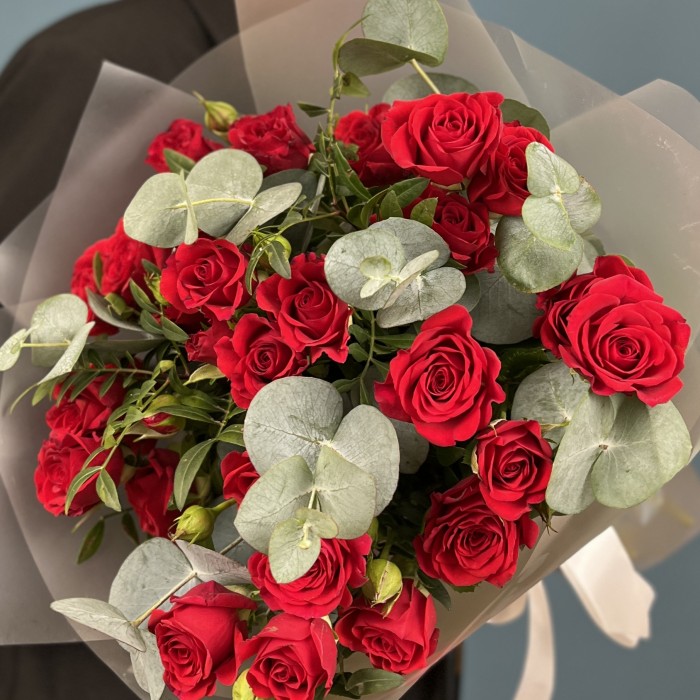 7 красных кустовых роз Рубикон 40 см с эвкалиптом