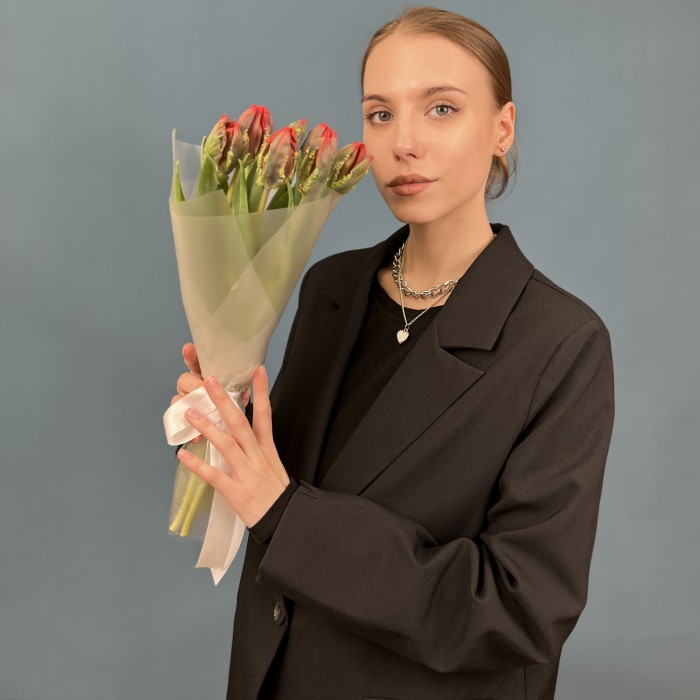 7 тюльпанов красных с желтым краем попугай Рококо