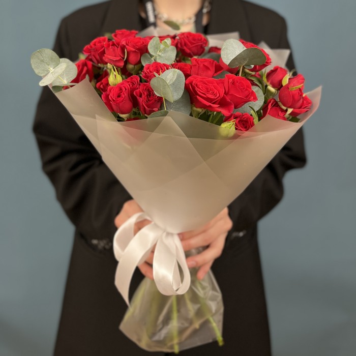 9 красных кустовых роз Рубикон 40 см с эвкалиптом