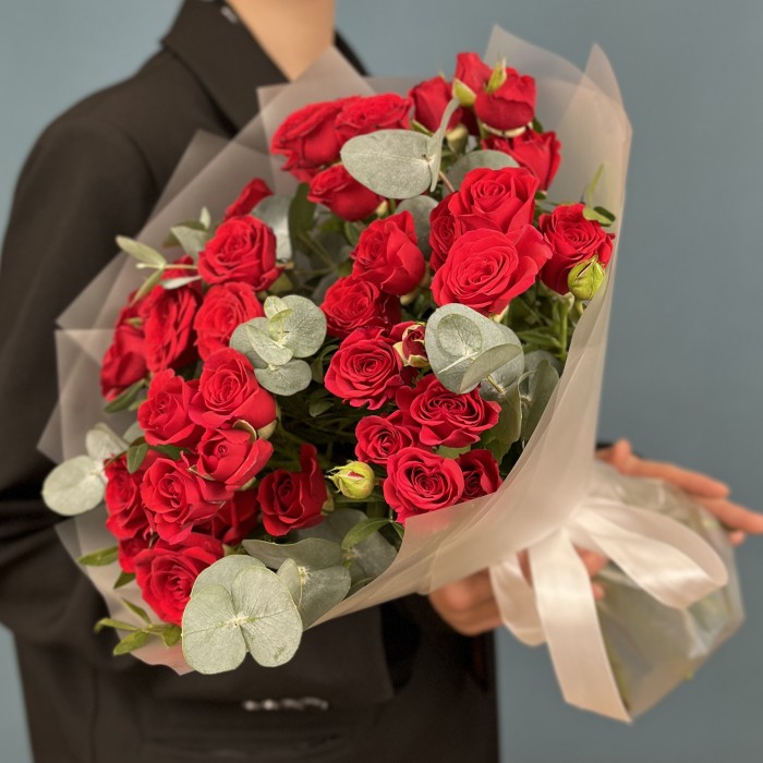9 красных кустовых роз Рубикон 40 см с эвкалиптом