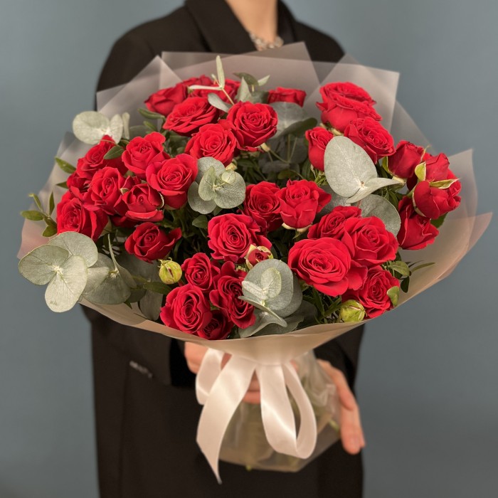 9 красных кустовых роз Рубикон 40 см с эвкалиптом