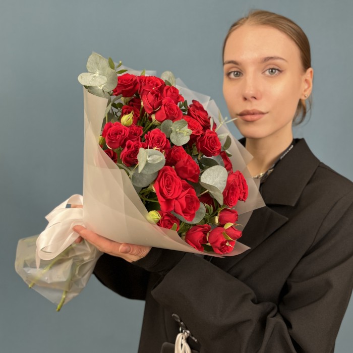9 красных кустовых роз Рубикон 40 см с эвкалиптом