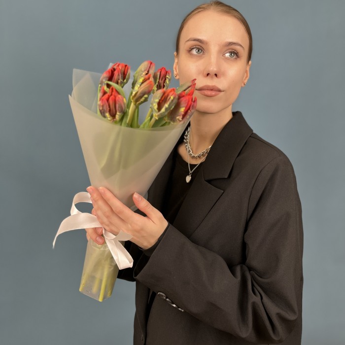 9 тюльпанов красных с желтым краем Попугай Рококо