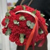 Красная гвоздика в корзине с эвкалиптом