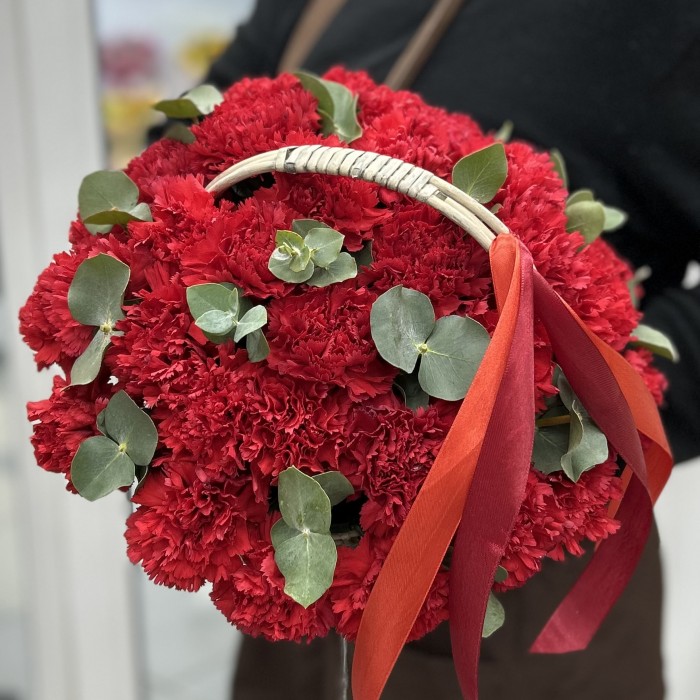 Красная гвоздика в корзине с эвкалиптом