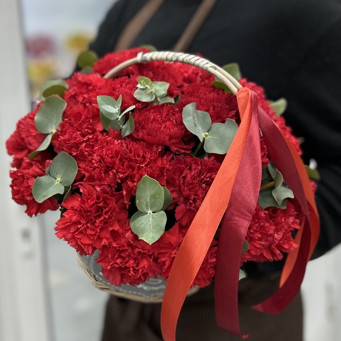 Красная гвоздика в корзине с эвкалиптом