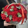 Красная гвоздика в корзине с эвкалиптом