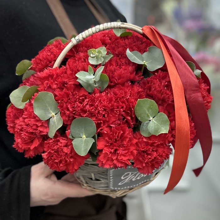Красная гвоздика в корзине с эвкалиптом