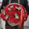 Красная гвоздика в корзине с эвкалиптом