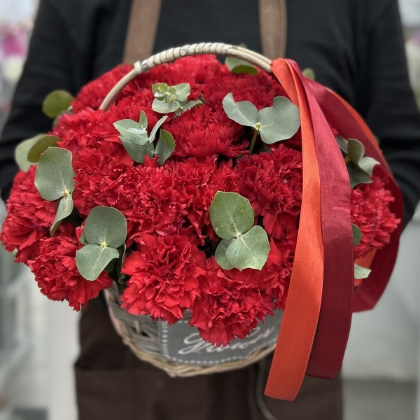 Красная гвоздика в корзине с эвкалиптом