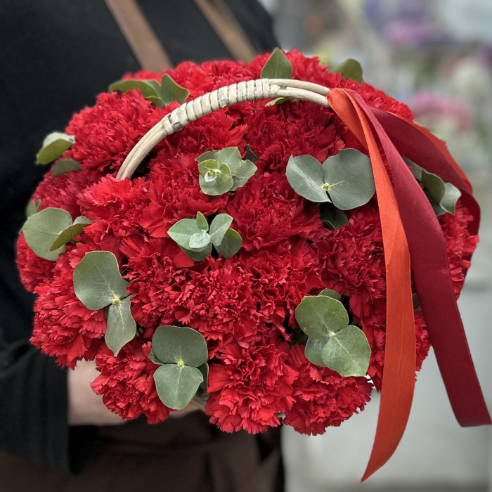 Красная гвоздика в корзине с эвкалиптом