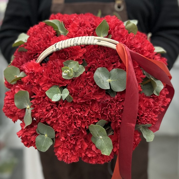 Красная гвоздика в корзине с эвкалиптом