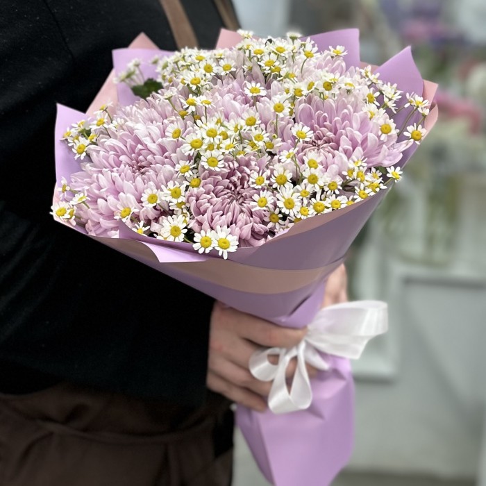 7 сиреневых хризантем с ромашкой
