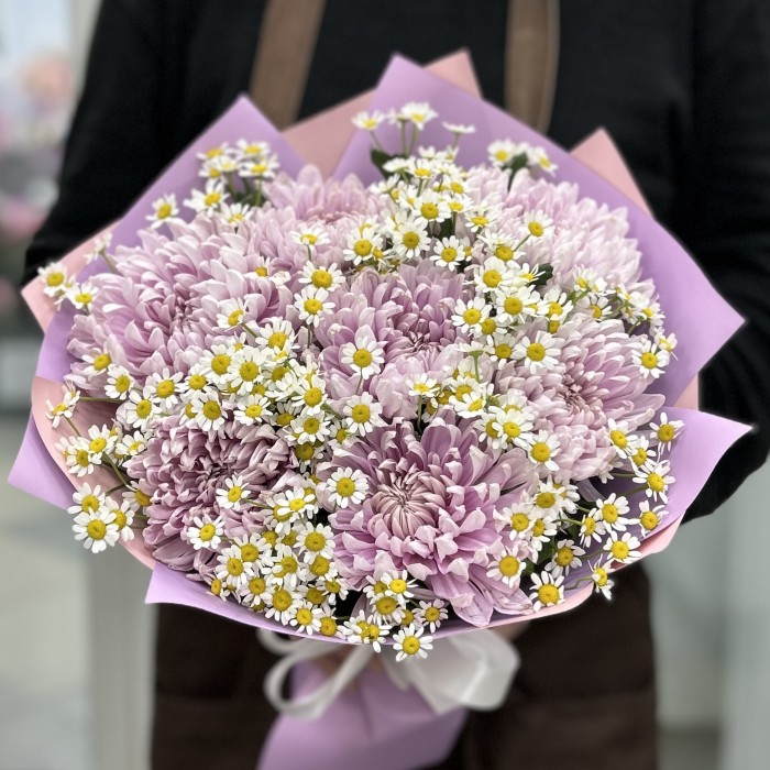 7 сиреневых хризантем с ромашкой