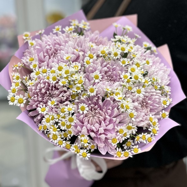 7 сиреневых хризантем с ромашкой
