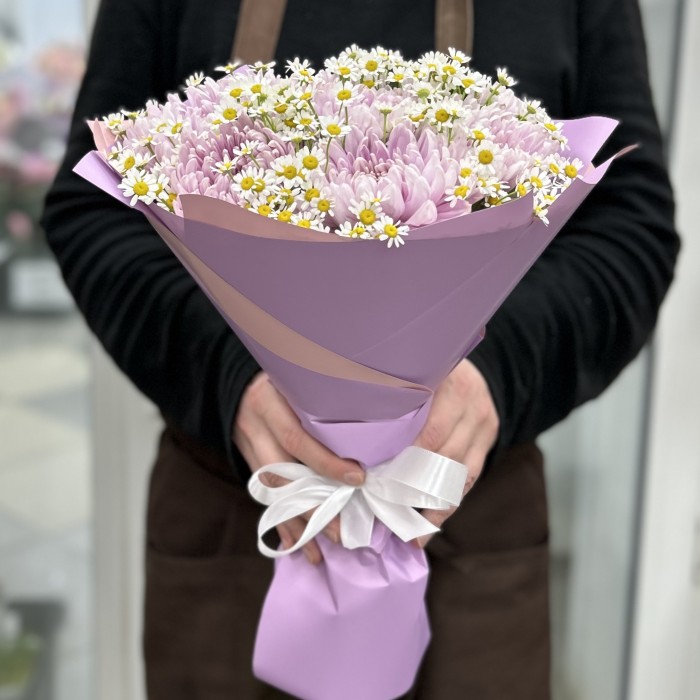 7 сиреневых хризантем с ромашкой