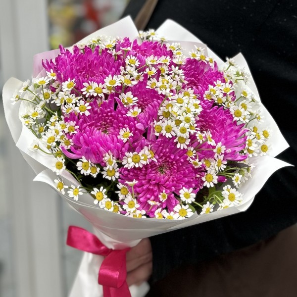 7 малиновых хризантем с ромашкой