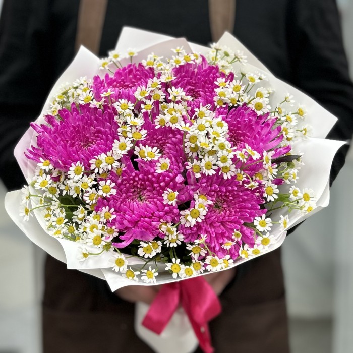 7 малиновых хризантем с ромашкой
