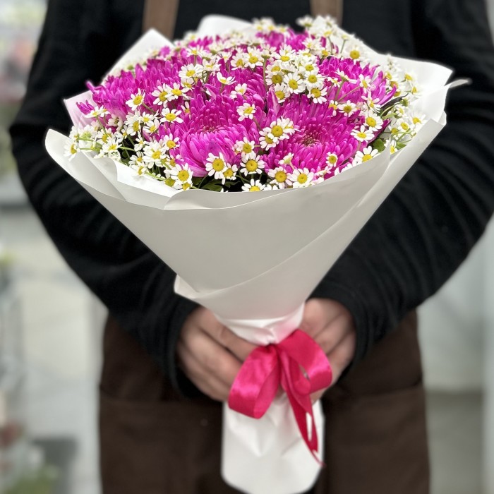 7 малиновых хризантем с ромашкой