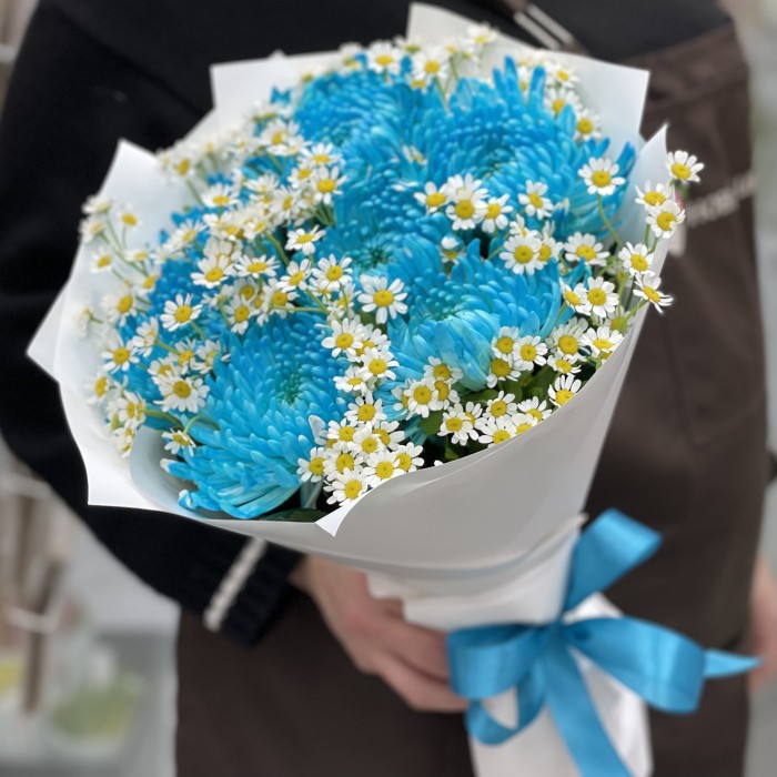 7 бирюзовых хризантем с ромашкой
