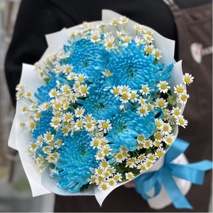 7 бирюзовых хризантем с ромашкой