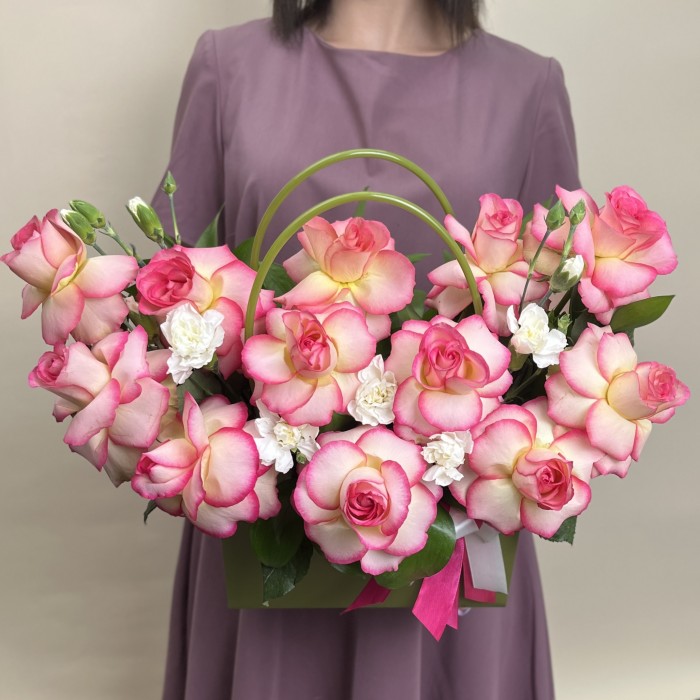 Букет дня в коробке с розами Весенний поцелуй