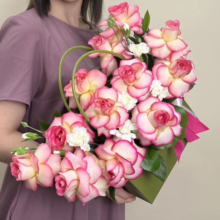 Букет дня в коробке с розами Весенний поцелуй