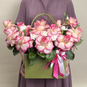 Букет дня в коробке с розами Весенний поцелуй