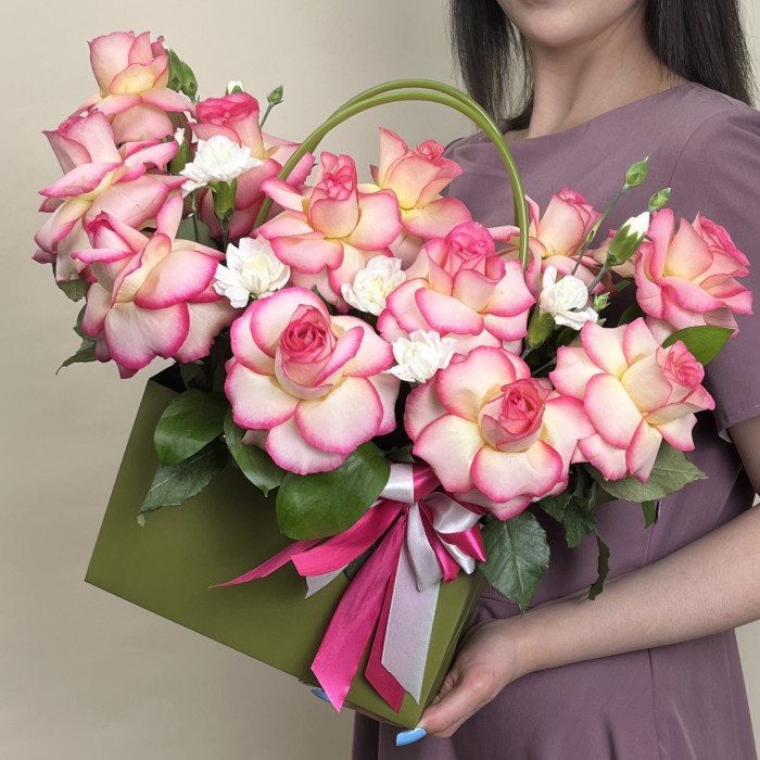 Букет дня в коробке с розами Весенний поцелуй