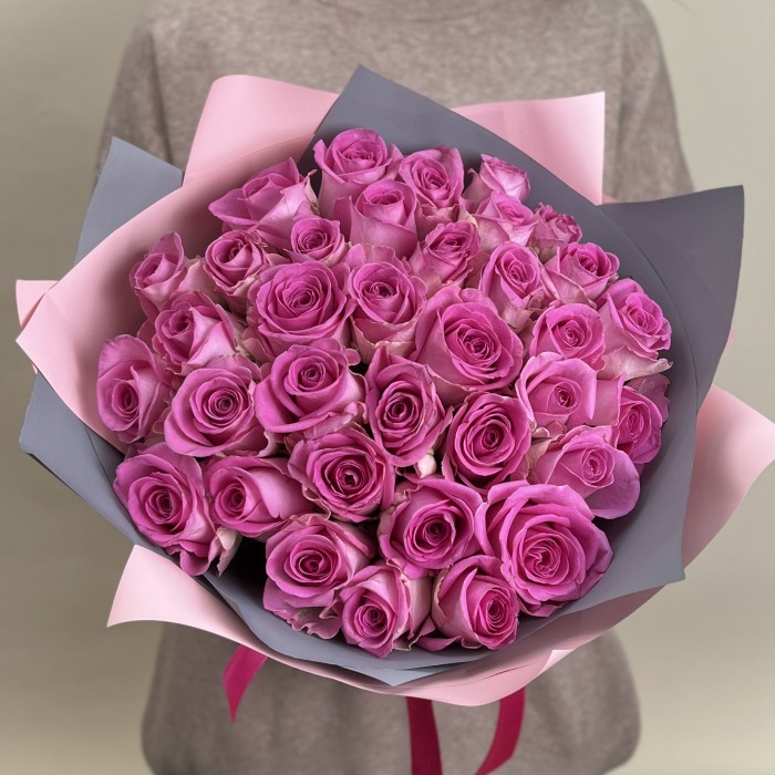 35 розовых роз