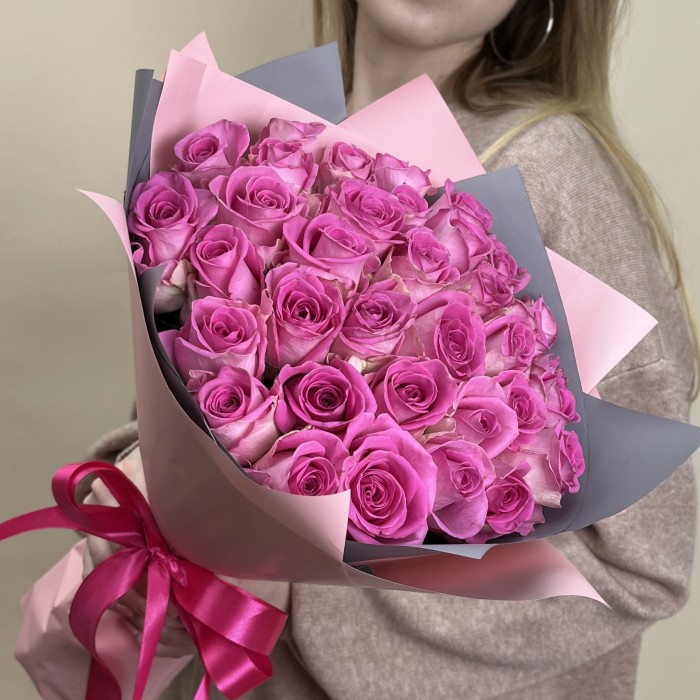 35 розовых роз