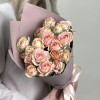 5 кремово-розовых кустовых роз Азор 50 см