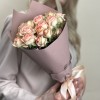 5 кремово-розовых кустовых роз Азор 50 см
