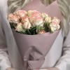 5 кремово-розовых кустовых роз Азор 50 см