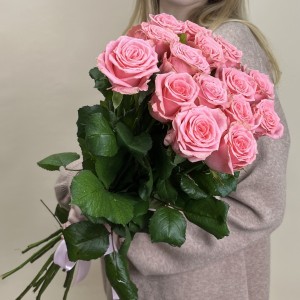15 пионовидных роз Софи Лорен 60 см