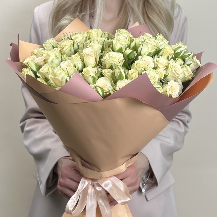 25 кустовых роз Триша 40 см
