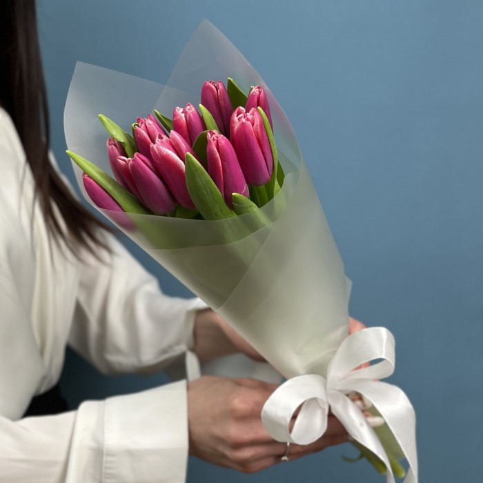 11 малиновых тюльпанов Фёрст Стар