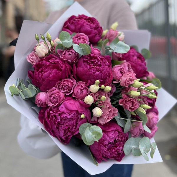 7 ярких фиолетовых пионов с эустомой