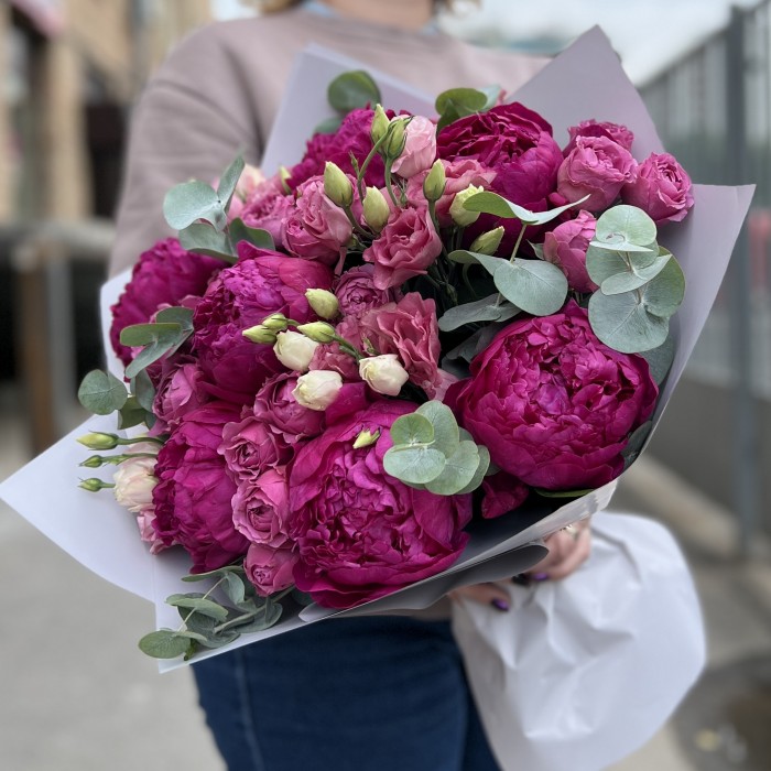 7 ярких фиолетовых пионов с эустомой