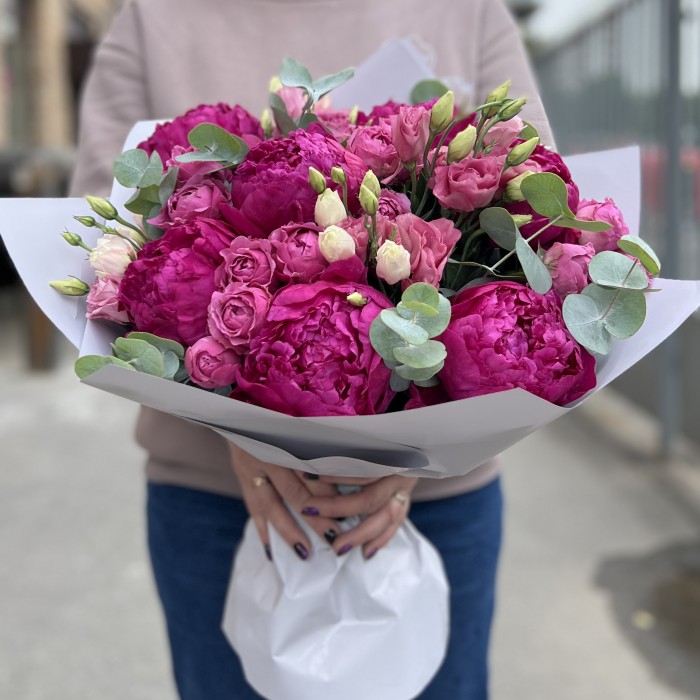 7 ярких фиолетовых пионов с эустомой