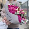 7 ярких фиолетовых пионов с эустомой