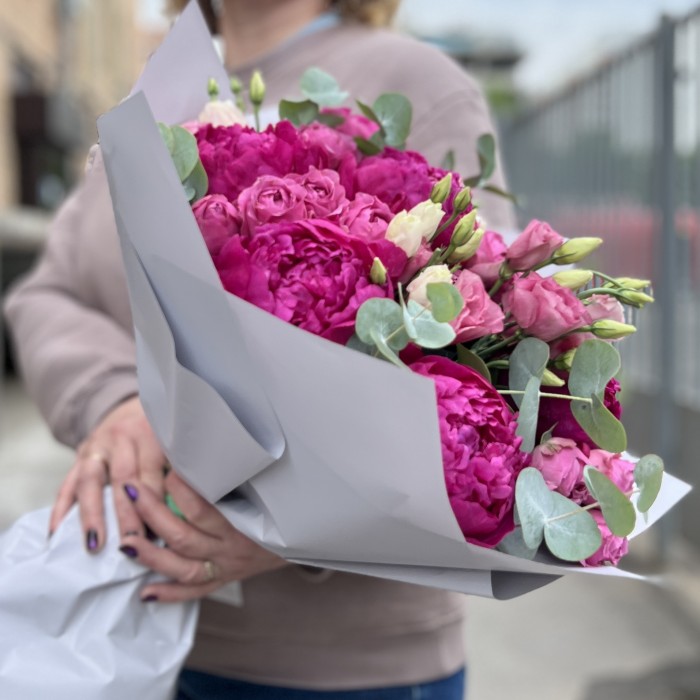 7 ярких фиолетовых пионов с эустомой