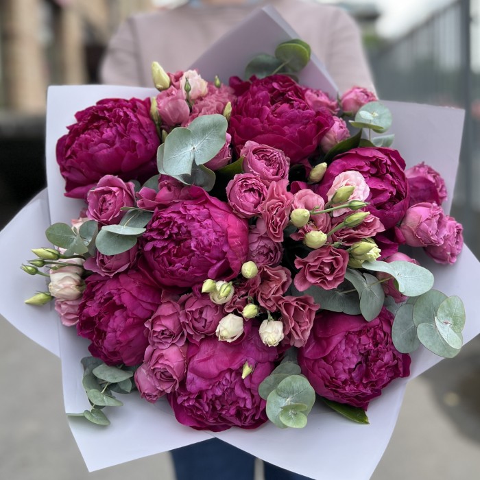 7 ярких фиолетовых пионов с эустомой