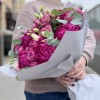7 ярких фиолетовых пионов с эустомой
