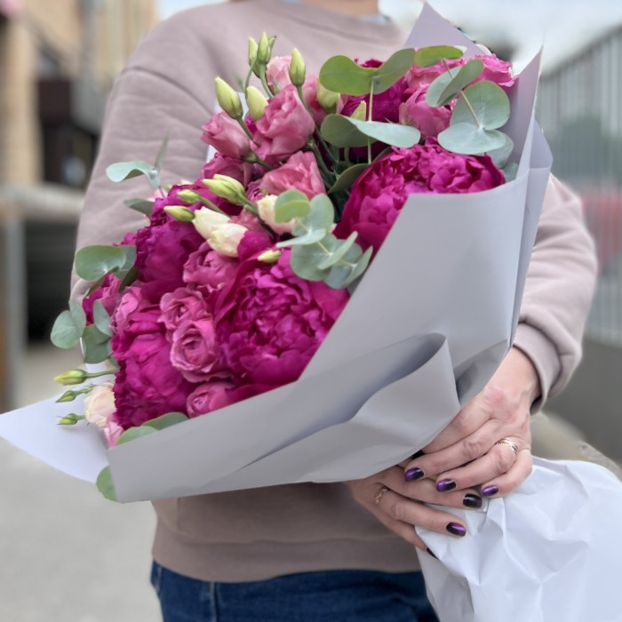 7 ярких фиолетовых пионов с эустомой