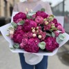 7 ярких фиолетовых пионов с эустомой