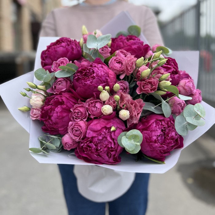 7 ярких фиолетовых пионов с эустомой