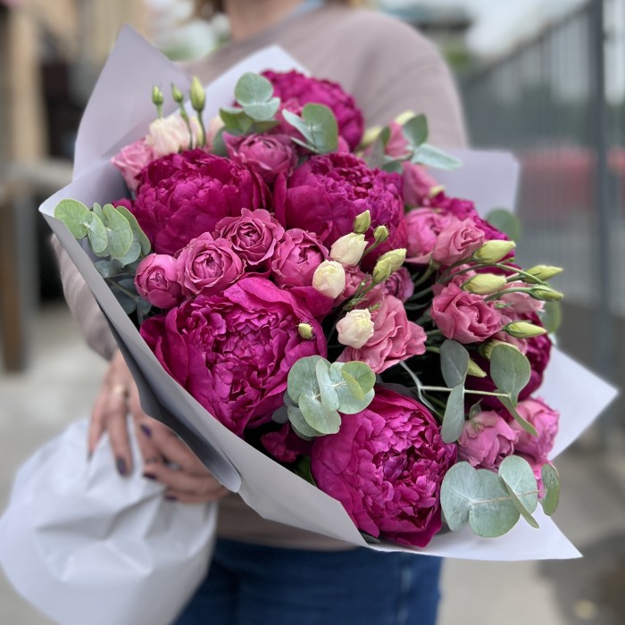 7 ярких фиолетовых пионов с эустомой