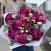 7 ярких фиолетовых пионов с эустомой