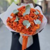 25 ярких кустовых роз Смэшинг с эвкалиптом 50 см